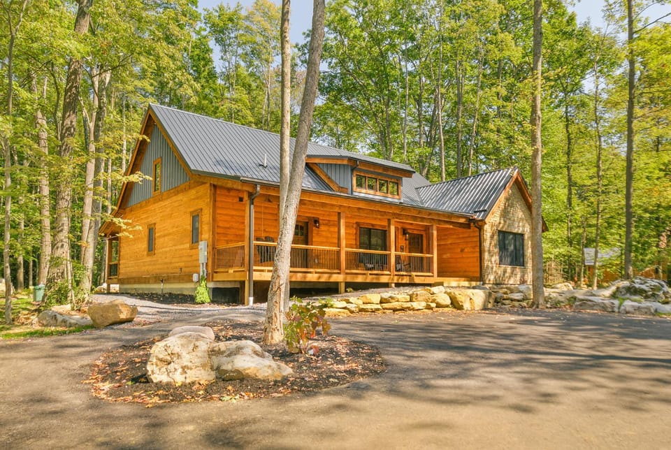 Maple Ridge New Lake Access Home with Hot Tub House in Deep Creek Lake
