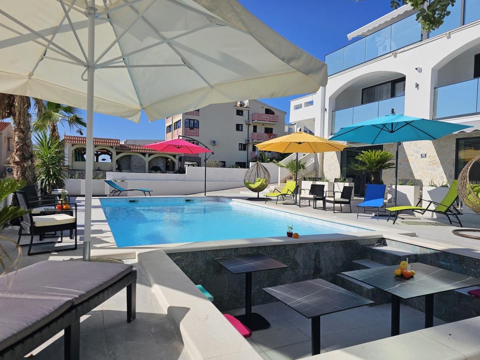 Day, Pool view