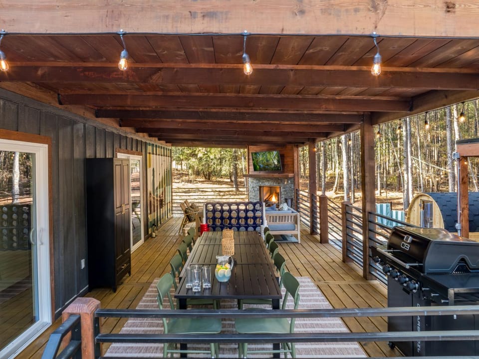 Patio, Communal lounge/ TV room, Seating area, Evening entertainment
