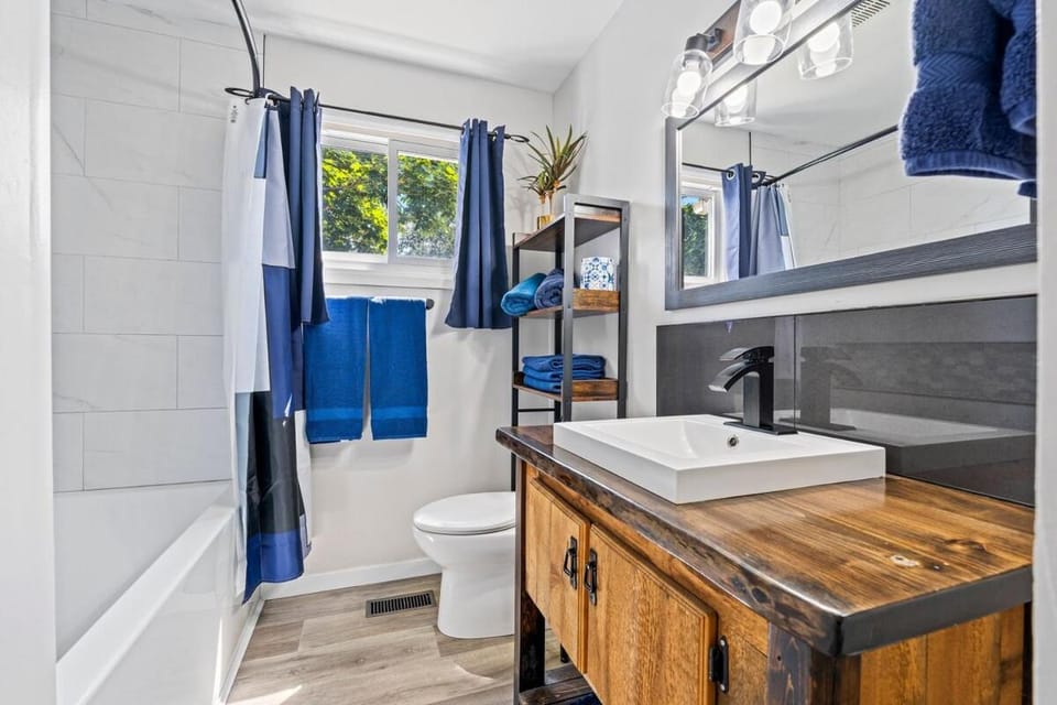 Shower, Toilet, Bathroom, Bath, towels