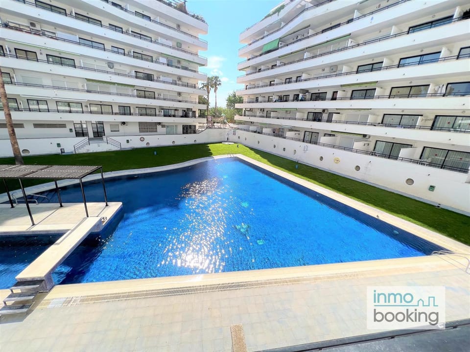 Day, Swimming pool