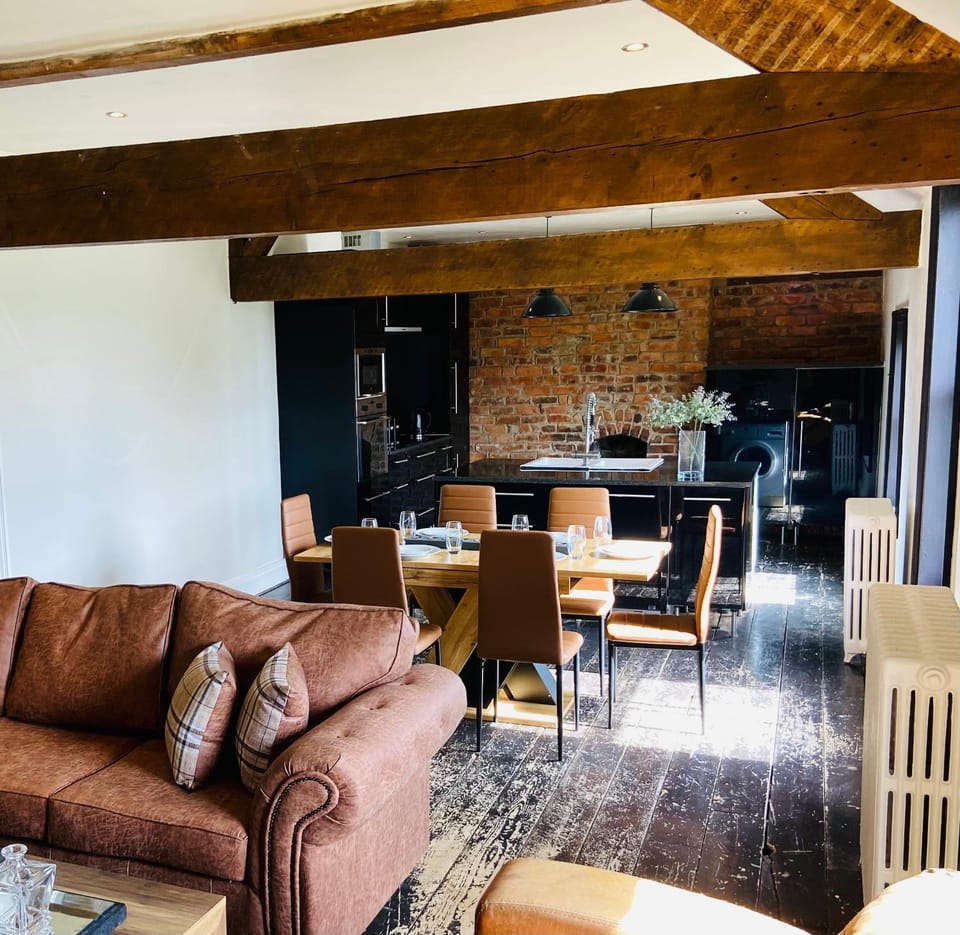 SPACIOUS LOFT APARTMENT with FAR REACHING VIEWS of the COUNTRYSIDE Apartment in Matlock