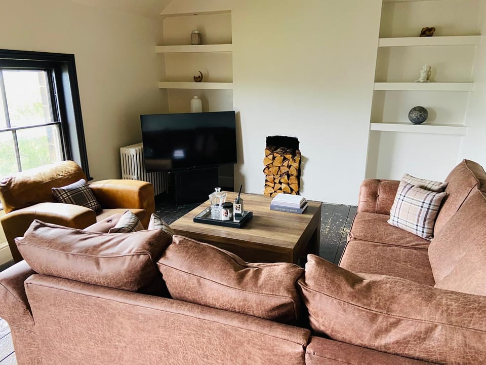 SPACIOUS LOFT APARTMENT with FAR REACHING VIEWS of the COUNTRYSIDE Apartment in Matlock
