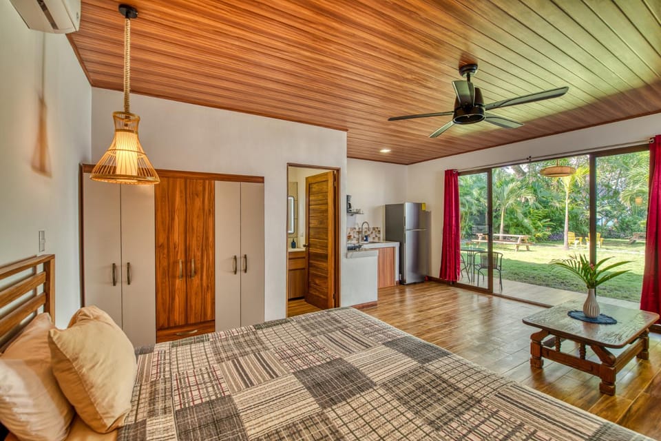 Beachfront Studio - Direct Beach Access - Fast Wifi & AC Apartment in Panama