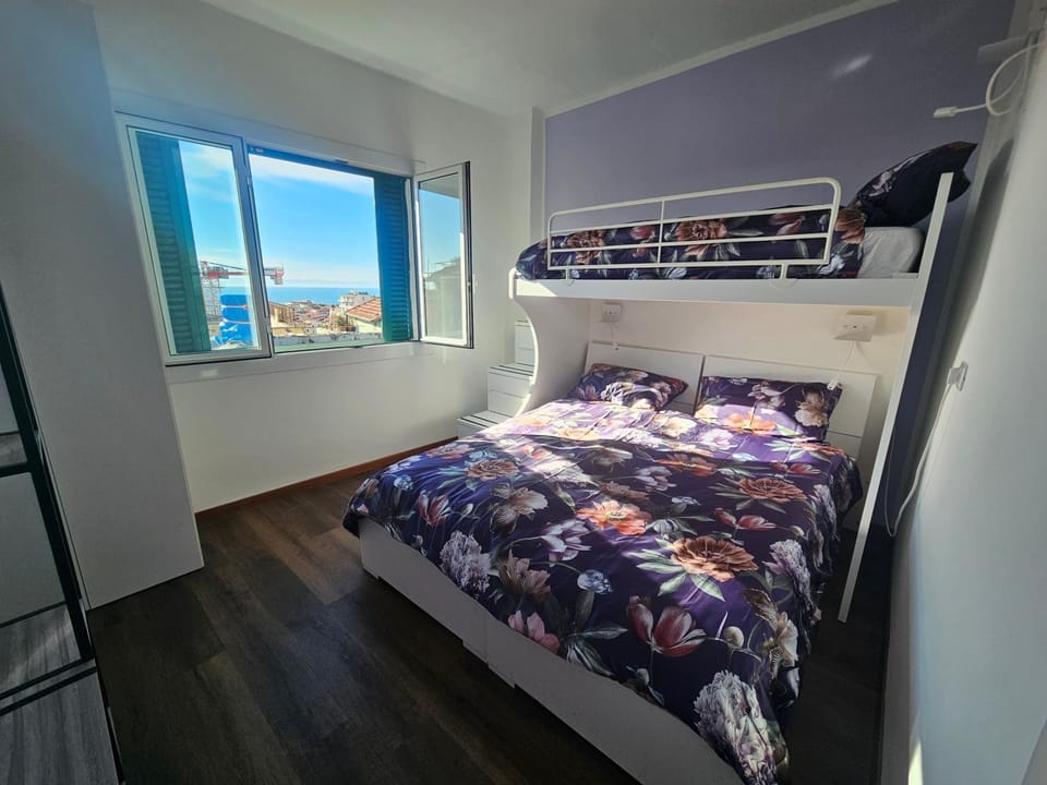 Bed, Bedroom, City view, Sea view