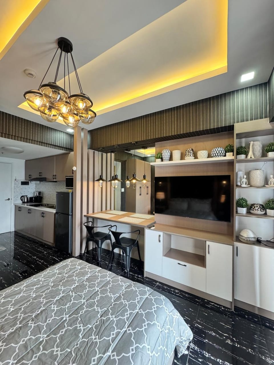 EC City Haven Modern Cozy Studio near Malls and Transport terminals with Wifi Netflix Balcony Apartment in Lapu-Lapu City