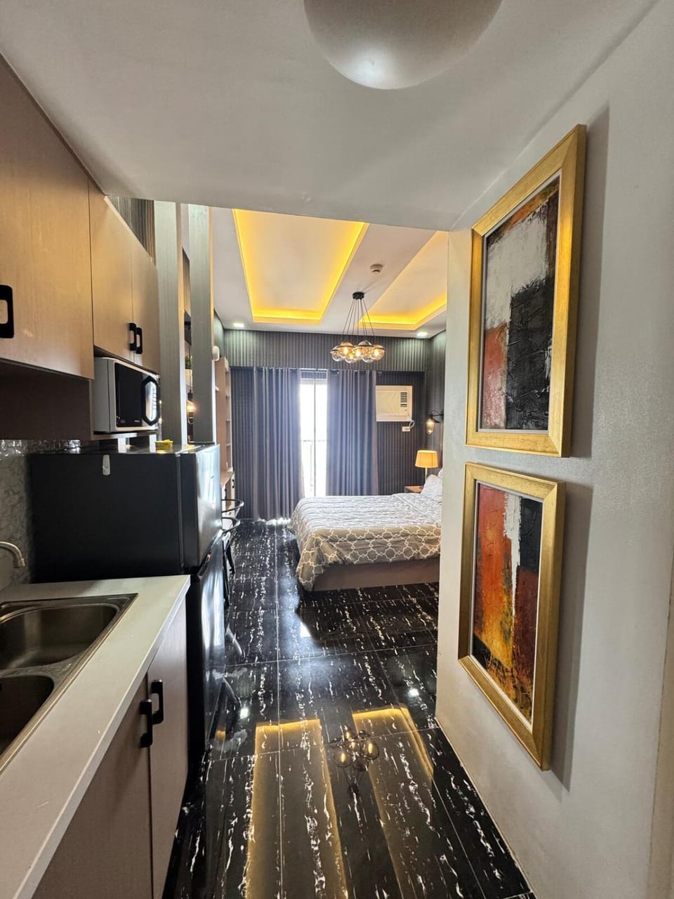 EC City Haven Modern Cozy Studio near Malls and Transport terminals with Wifi Netflix Balcony Apartment in Lapu-Lapu City