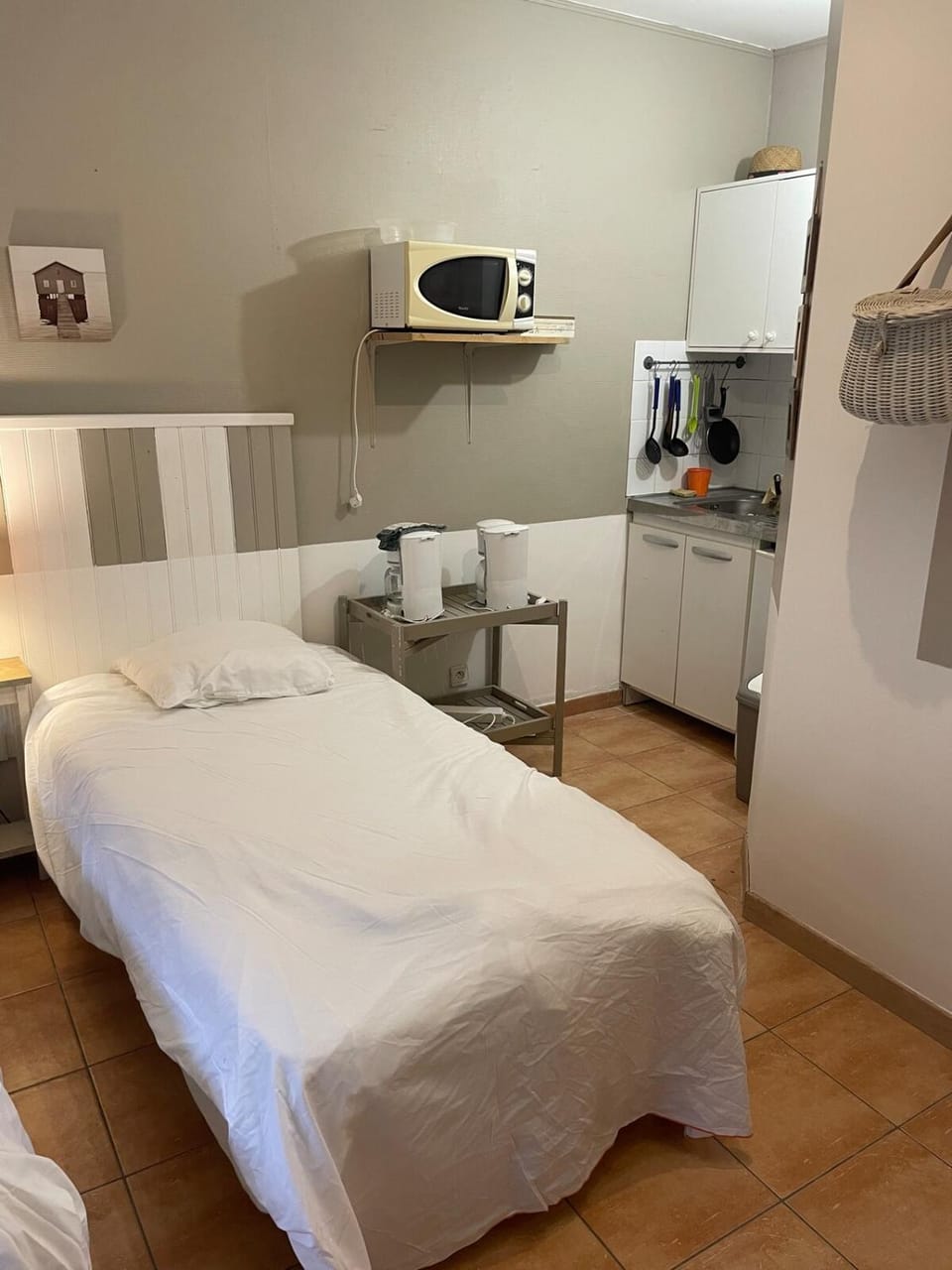 Bed, Kitchen or kitchenette