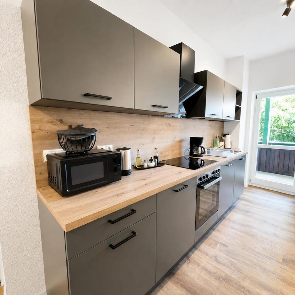 Coffee/tea facilities, Kitchen or kitchenette, dishwasher, stove, toaster