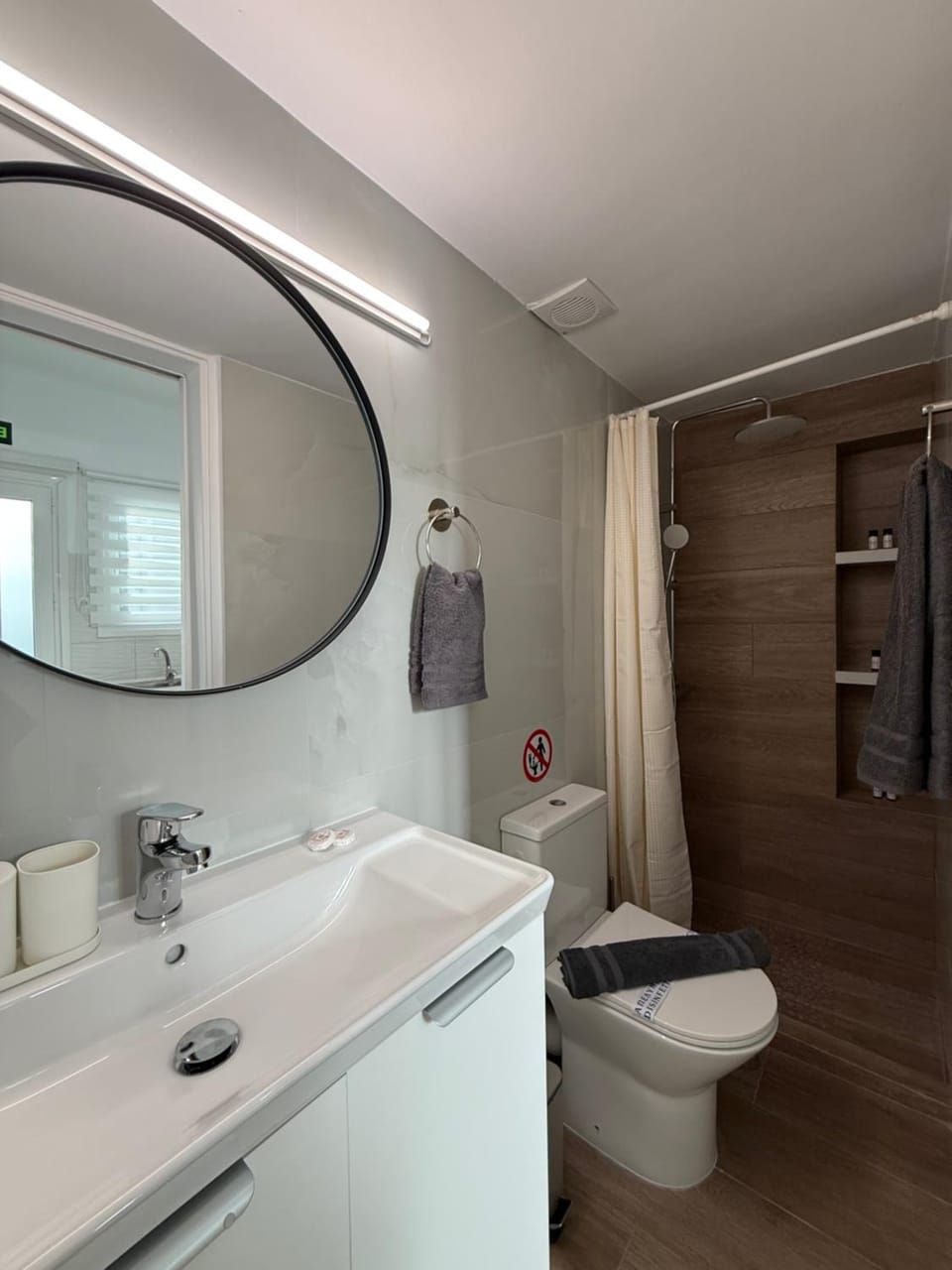 Shower, Toilet, Bathroom, towels