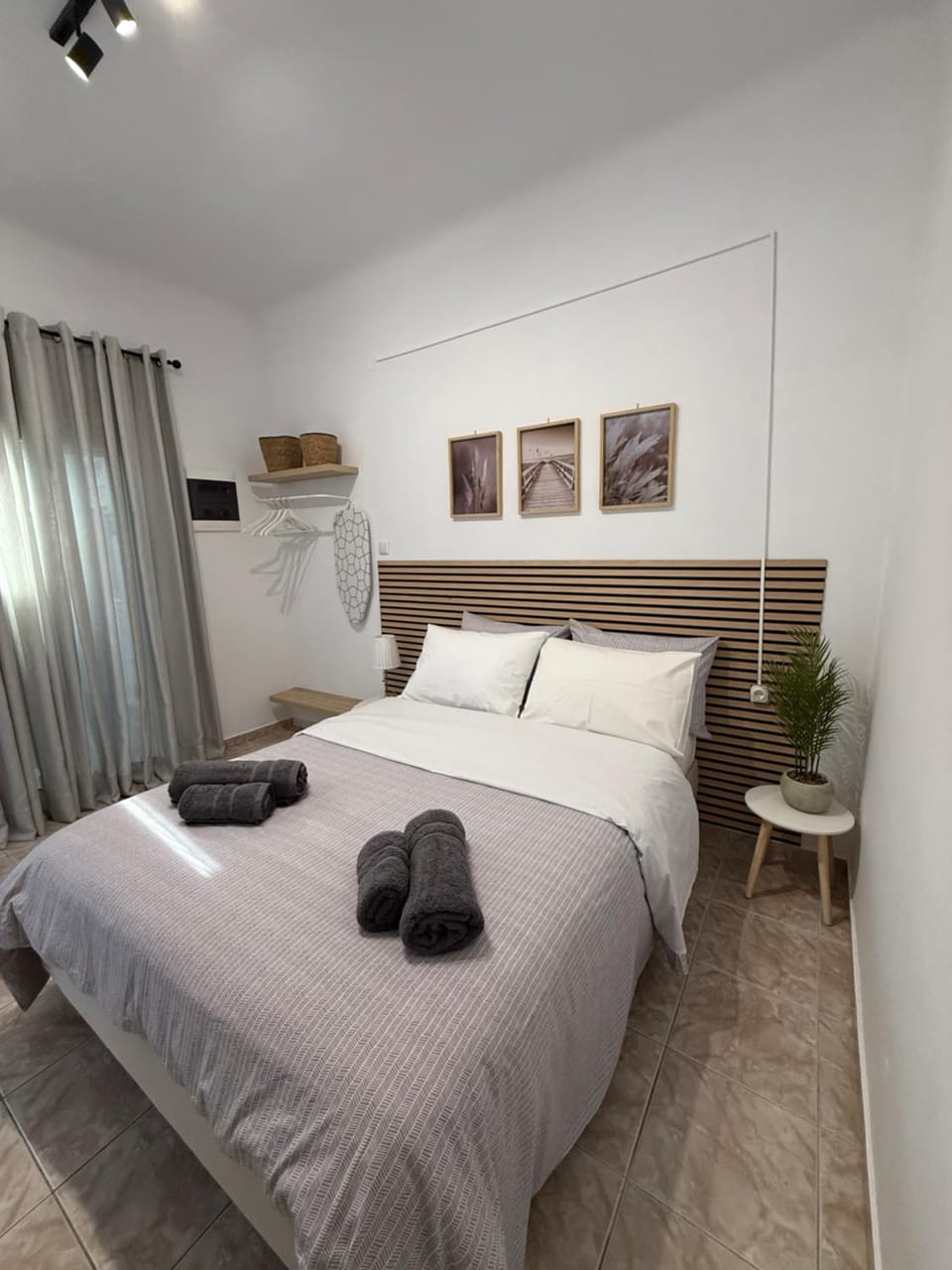 Bed, Bedroom, towels