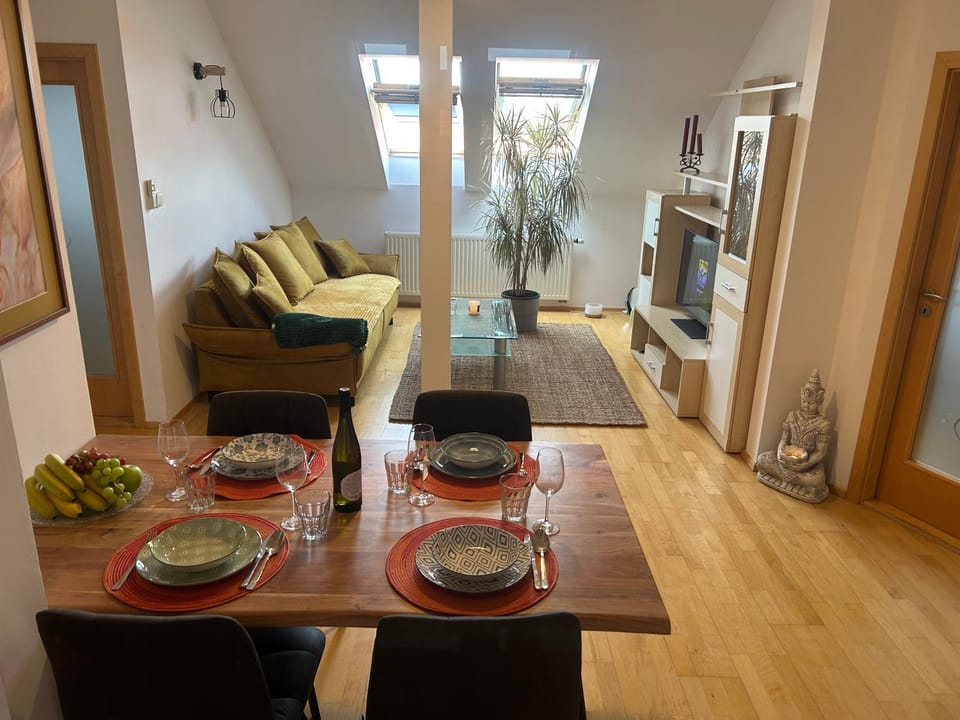 TV and multimedia, Living room, Seating area, Dining area