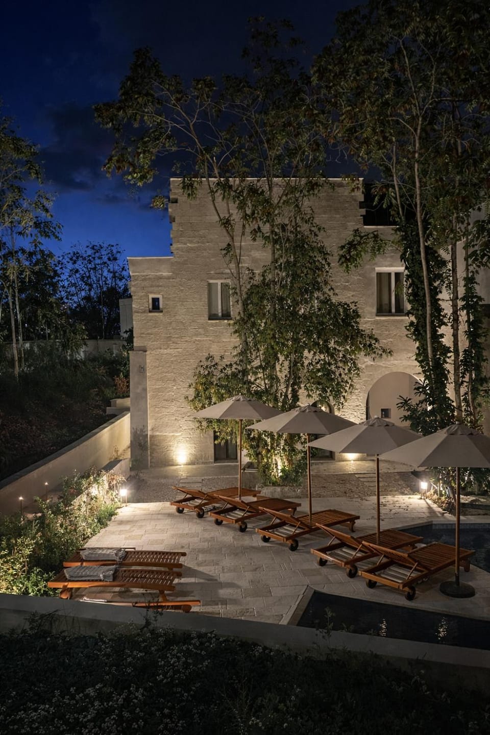 Property building, Garden, Swimming pool