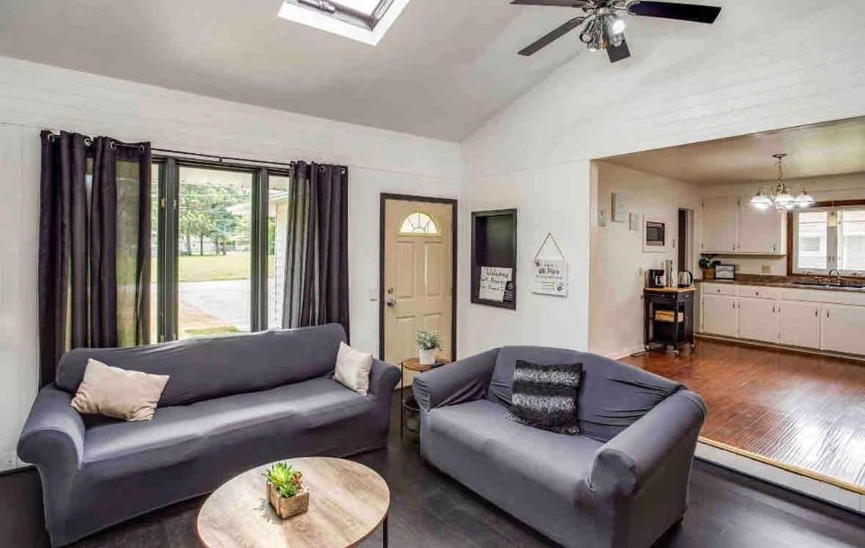 Enjoyable Home by Airport and Dwtn House in Brighton