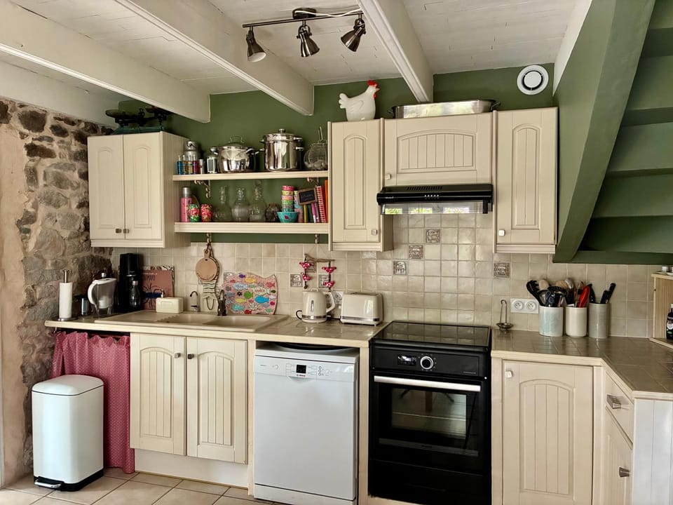 Coffee/tea facilities, Kitchen or kitchenette, dishwasher, oven, toaster