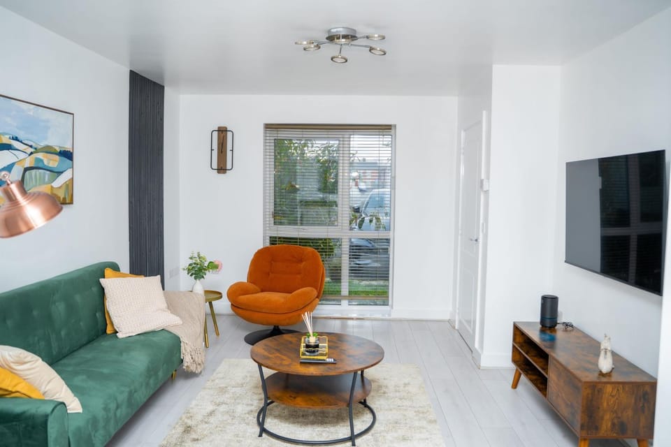 Modern 2BR Home in Manchester Co-op live parking Apartment in Manchester