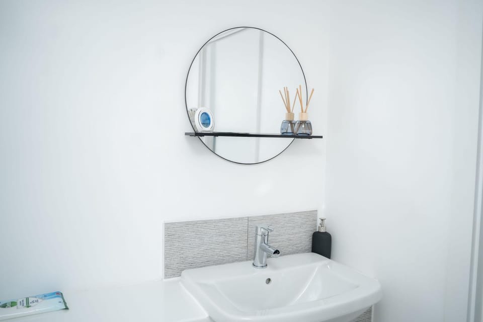 Modern 2BR Home in Manchester Co-op live parking Apartment in Manchester