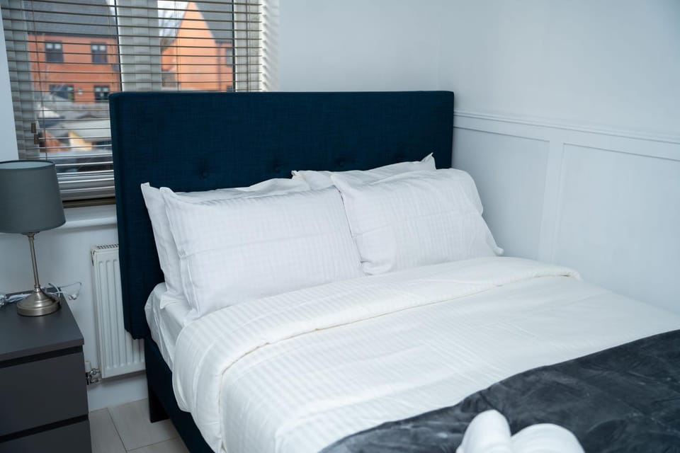 Modern 2BR Home in Manchester Co-op live parking Apartment in Manchester
