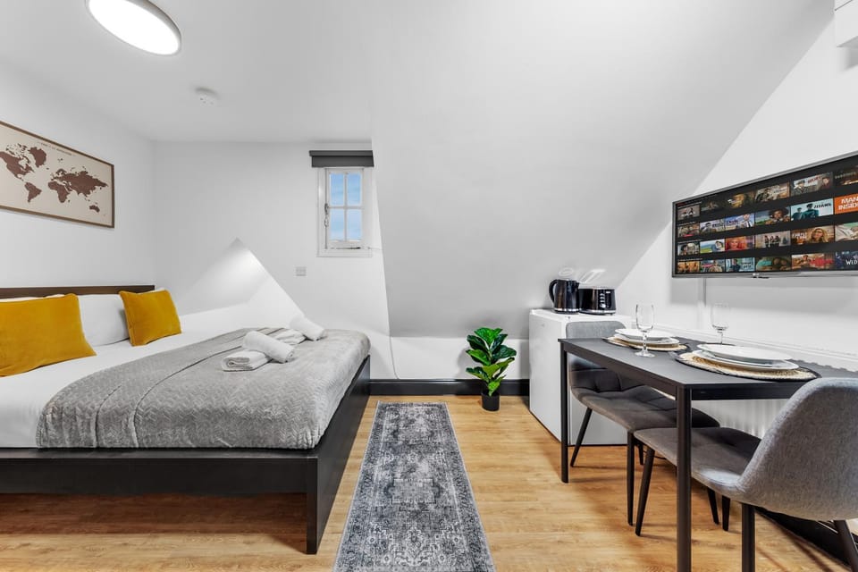 Bed, TV and multimedia, Dining area