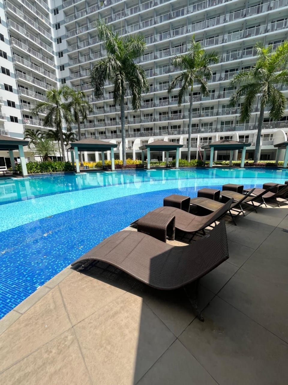 Property building, Day, Pool view, Swimming pool, sunbed