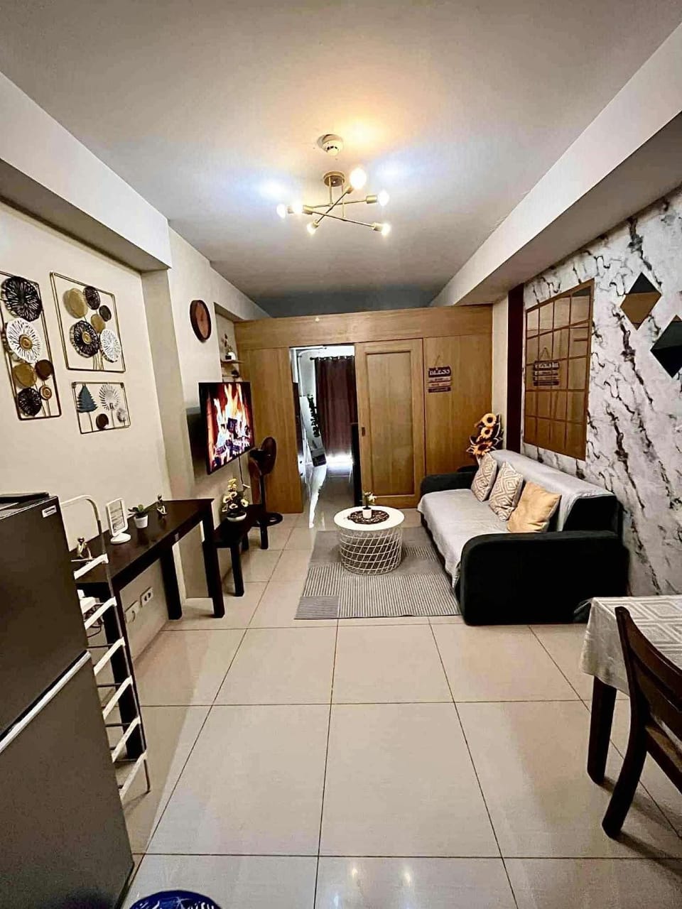 Bed, TV and multimedia, Living room, Photo of the whole room, Seating area, Bedroom, fireplace, wardrobe, air conditioner