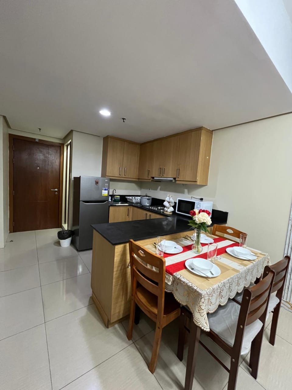 Kitchen or kitchenette, Dining area, minibar, stove