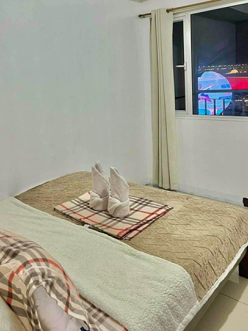 Bed, Photo of the whole room, Bedroom, towels