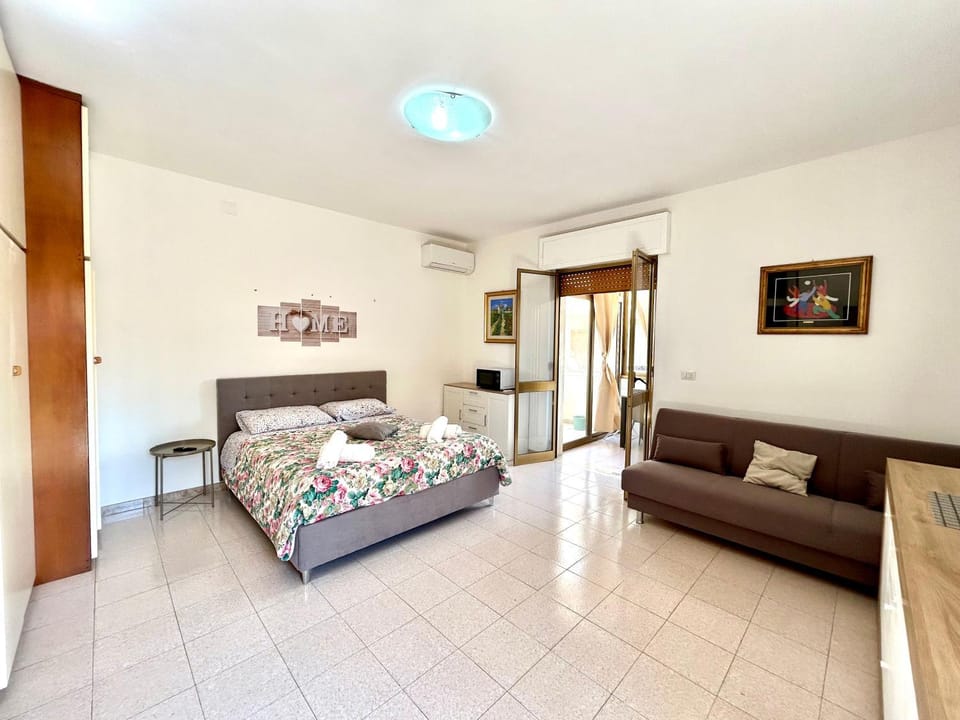 Living room, Photo of the whole room, air conditioner