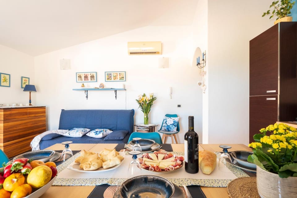 Living room, Seating area, Dining area, Lunch