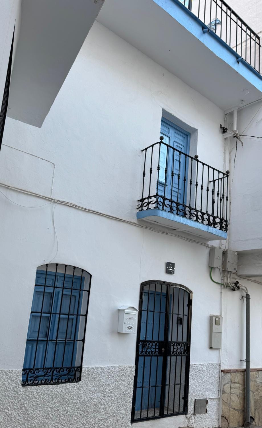 Property building, Day, Balcony/Terrace