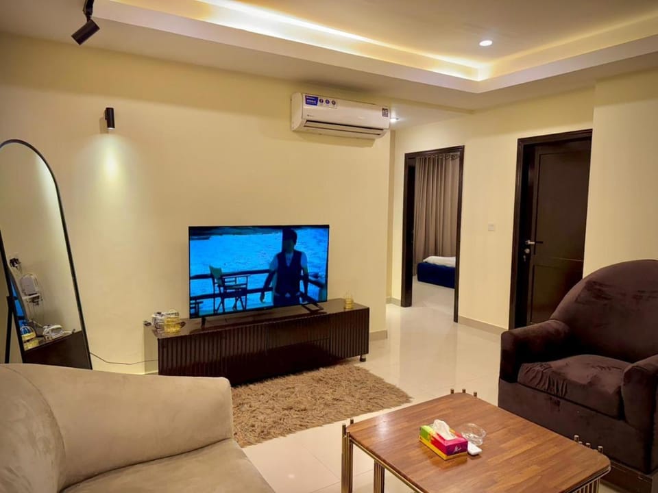 Communal lounge/ TV room, TV and multimedia, Living room, Seating area, Evening entertainment