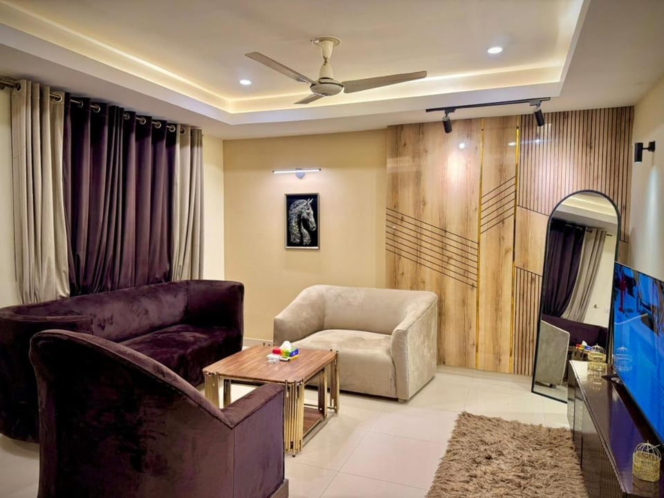 Communal lounge/ TV room, TV and multimedia, Living room, Seating area, Evening entertainment, air conditioner