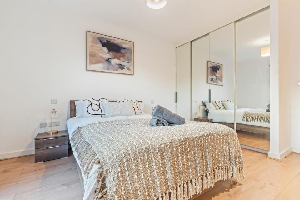 Stylish 1BR Balcony Flat - Sleeps 4 Canning Town Apartment in London
