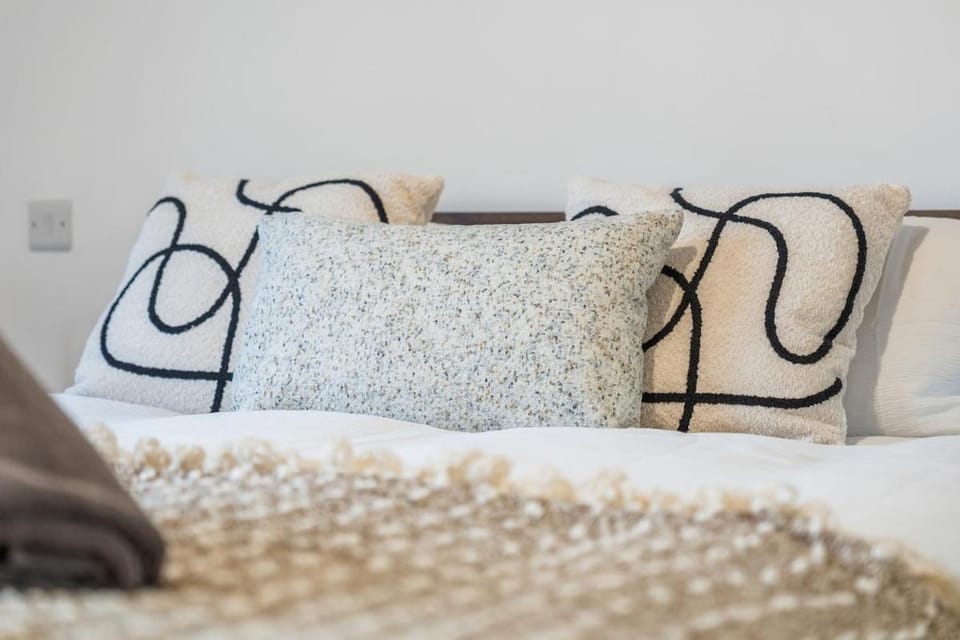 Stylish 1BR Balcony Flat - Sleeps 4 Canning Town Apartment in London