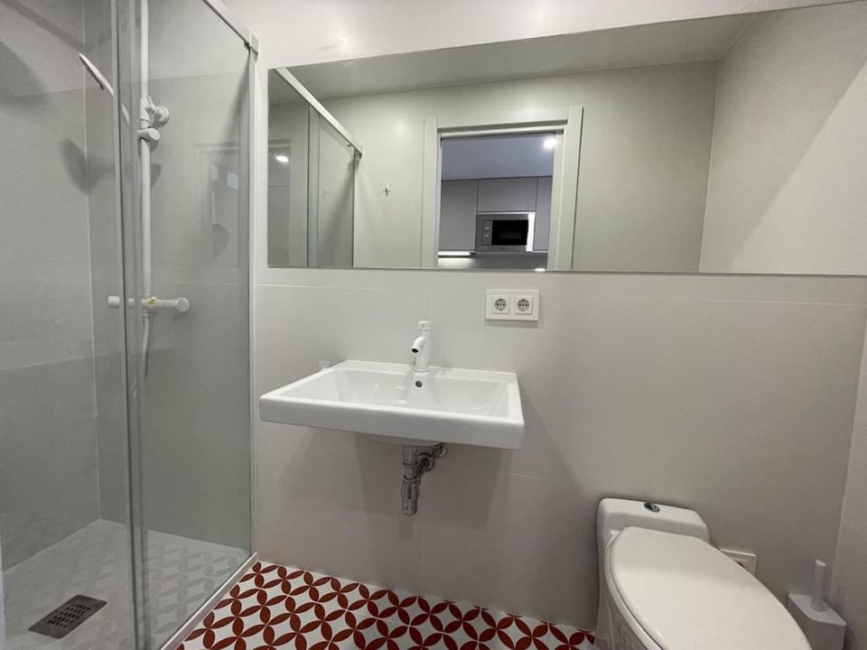 NEW 2-bedroom 2-bath, 5 min walk Metro L1-FIRA BCN Apartment in L'Hospitalet de Llobregat
