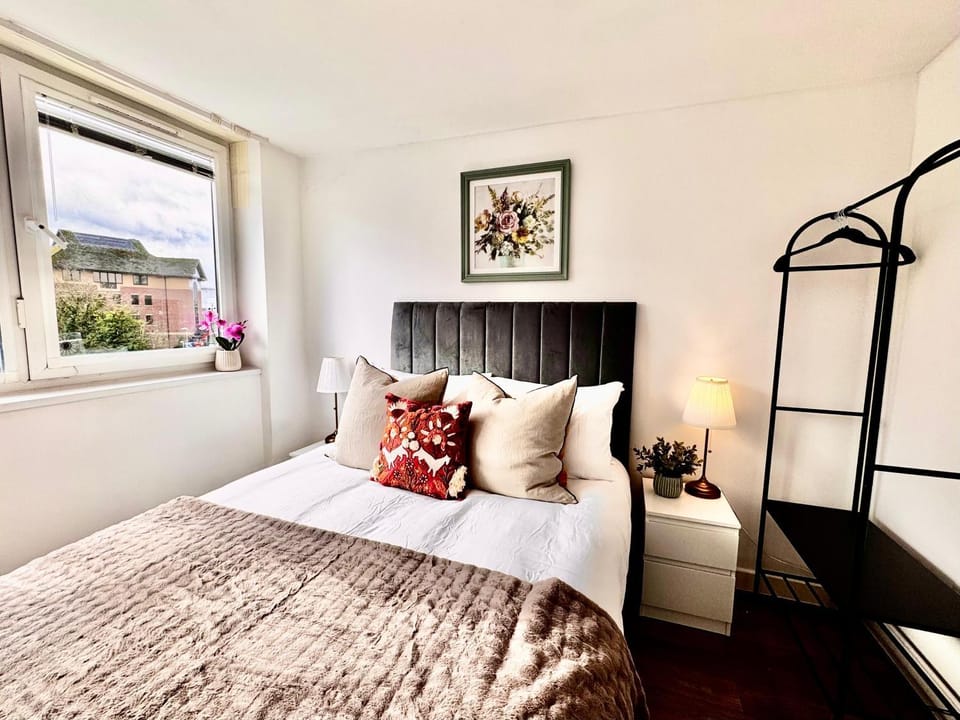 Apartment - Kitchen, Living Room, Parking, Central Apartment in Andover