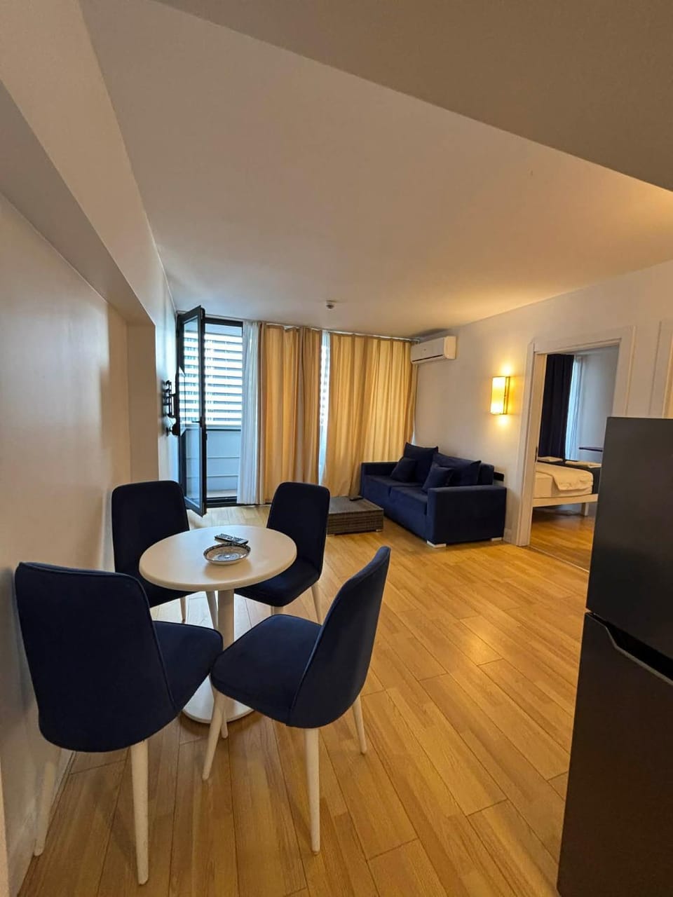 Bed, TV and multimedia, Living room, Photo of the whole room, Seating area, Dining area, Bedroom