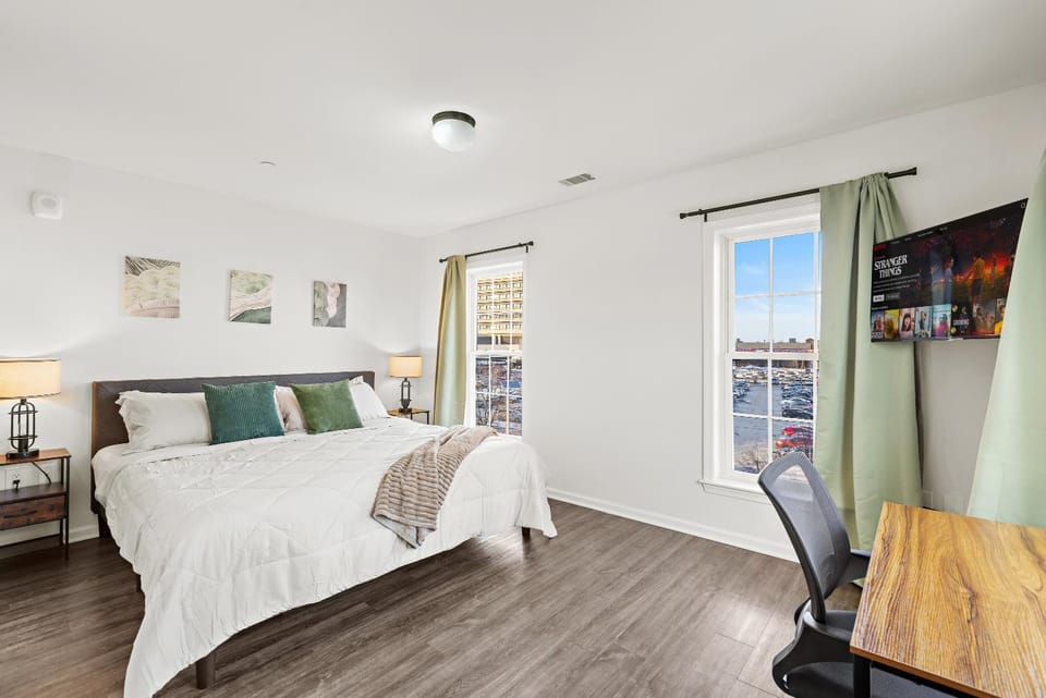 Bed, TV and multimedia, Photo of the whole room, Bedroom