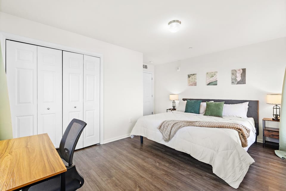 Bed, Photo of the whole room, Bedroom, wardrobe