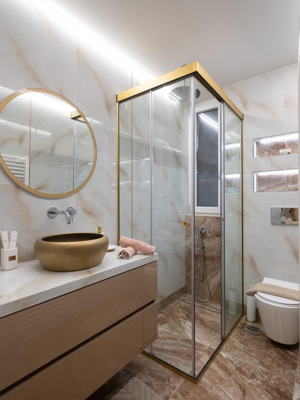 Shower, Toilet, Bathroom, towels