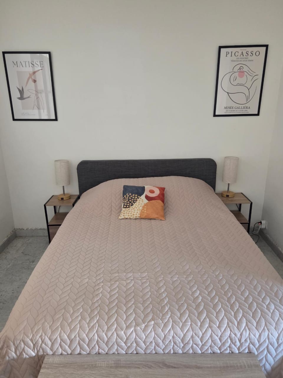 studio centre ville Nîmes 200 m de la maison carrée , i Apartment in Nimes
