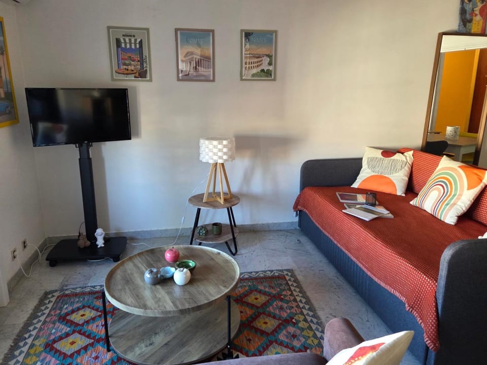 studio centre ville Nîmes 200 m de la maison carrée , i Apartment in Nimes