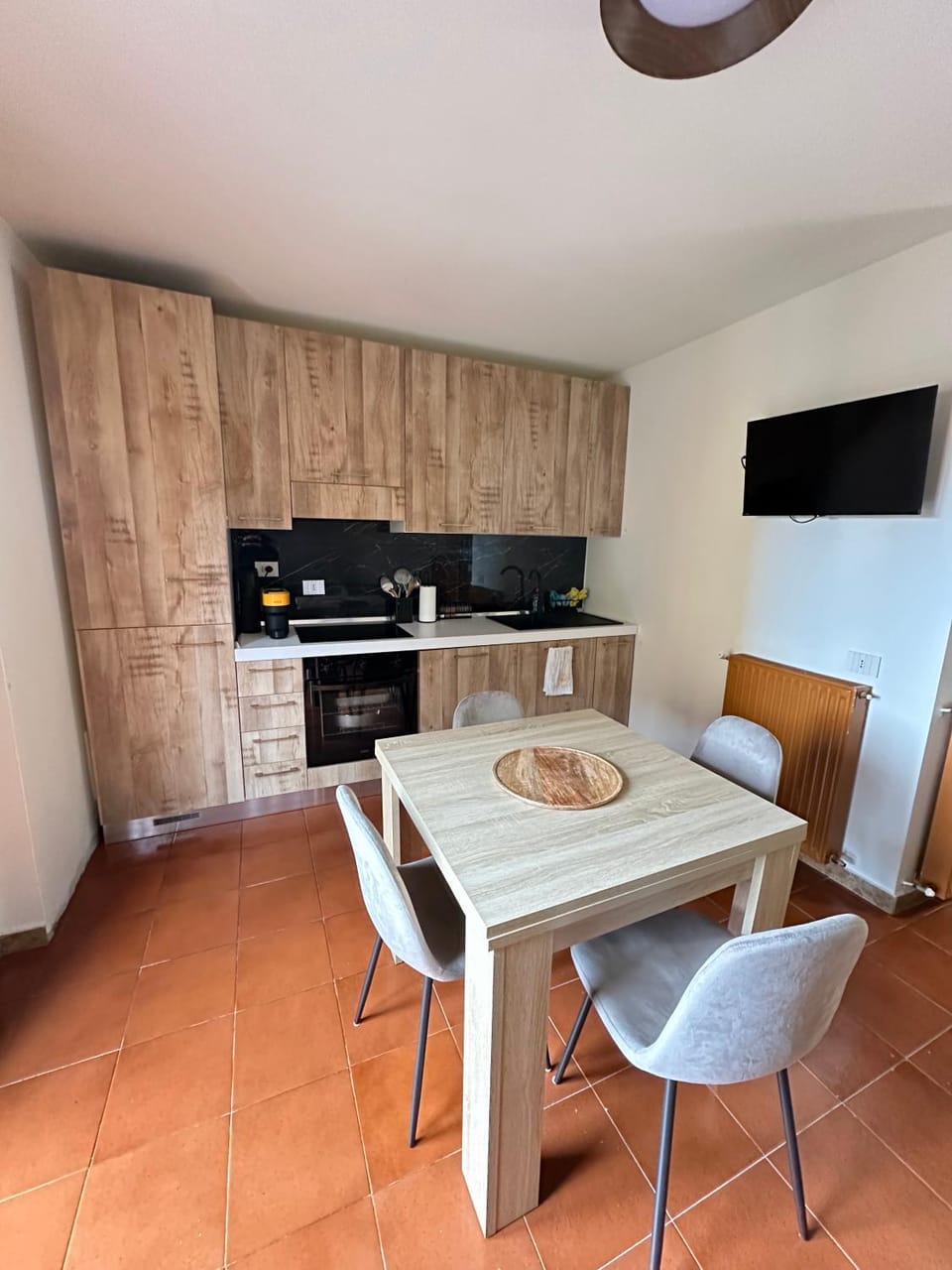 Kitchen or kitchenette, Dining area