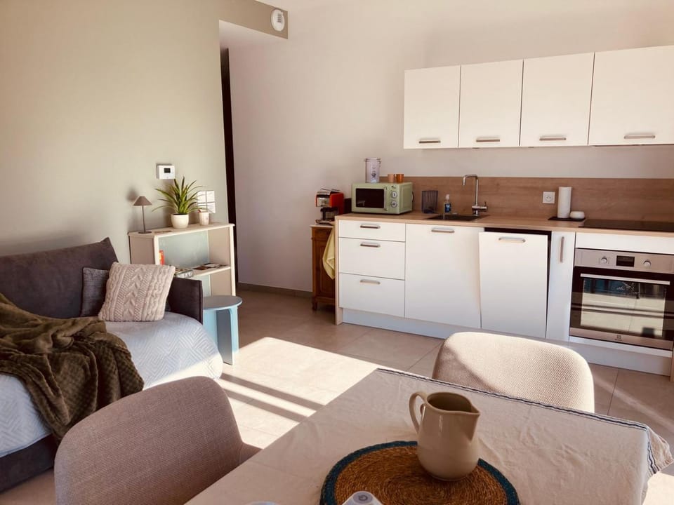 Coffee/tea facilities, Kitchen or kitchenette, Dining area, dishwasher, oven, stove