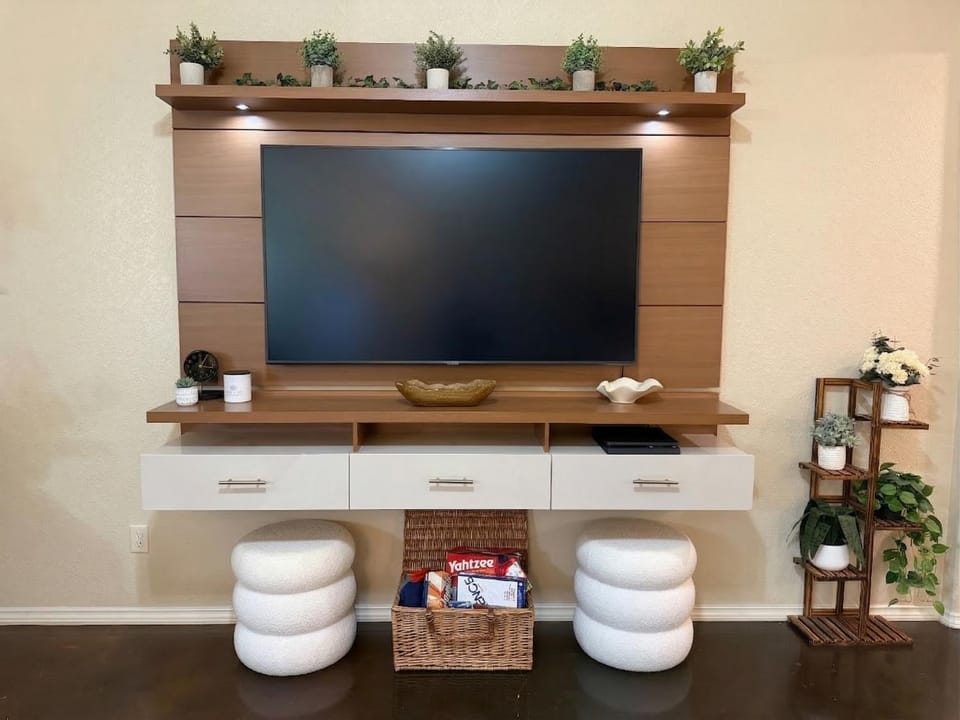 Pet-Friendly 3BR - Fire Pit & Games Near Sea World Apartment in San Antonio