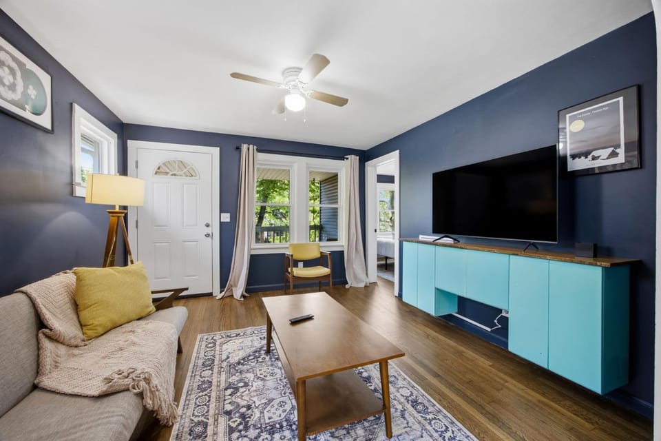 Tremont 3BR - Walk to Dining - Near Downtown Apartment in Cleveland Heights