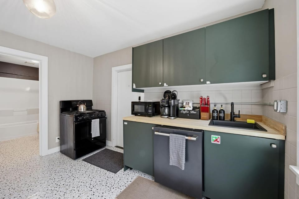 Tremont 3BR - Walk to Dining - Near Downtown Apartment in Cleveland Heights