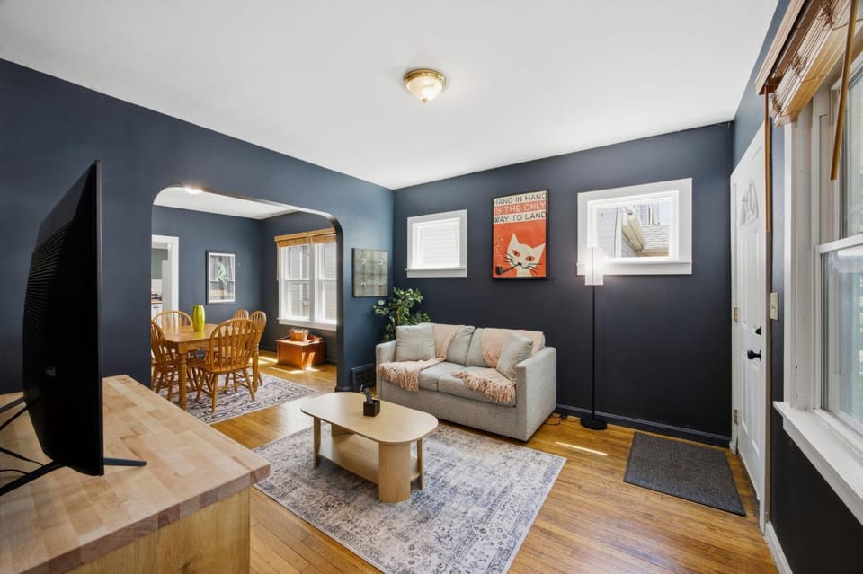 The Cozy Tremont Apartment in Cleveland Heights
