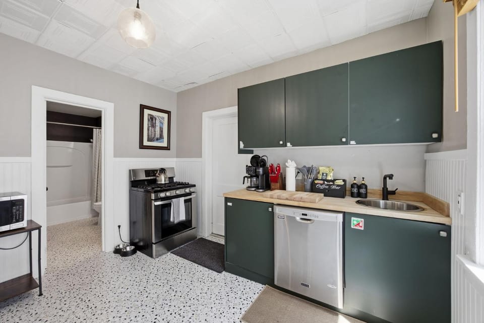 The Cozy Tremont Apartment in Cleveland Heights