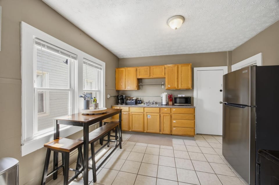 Bright Tremont 2BR - Near Downtown CLE & Clinic Apartment in Cleveland Heights